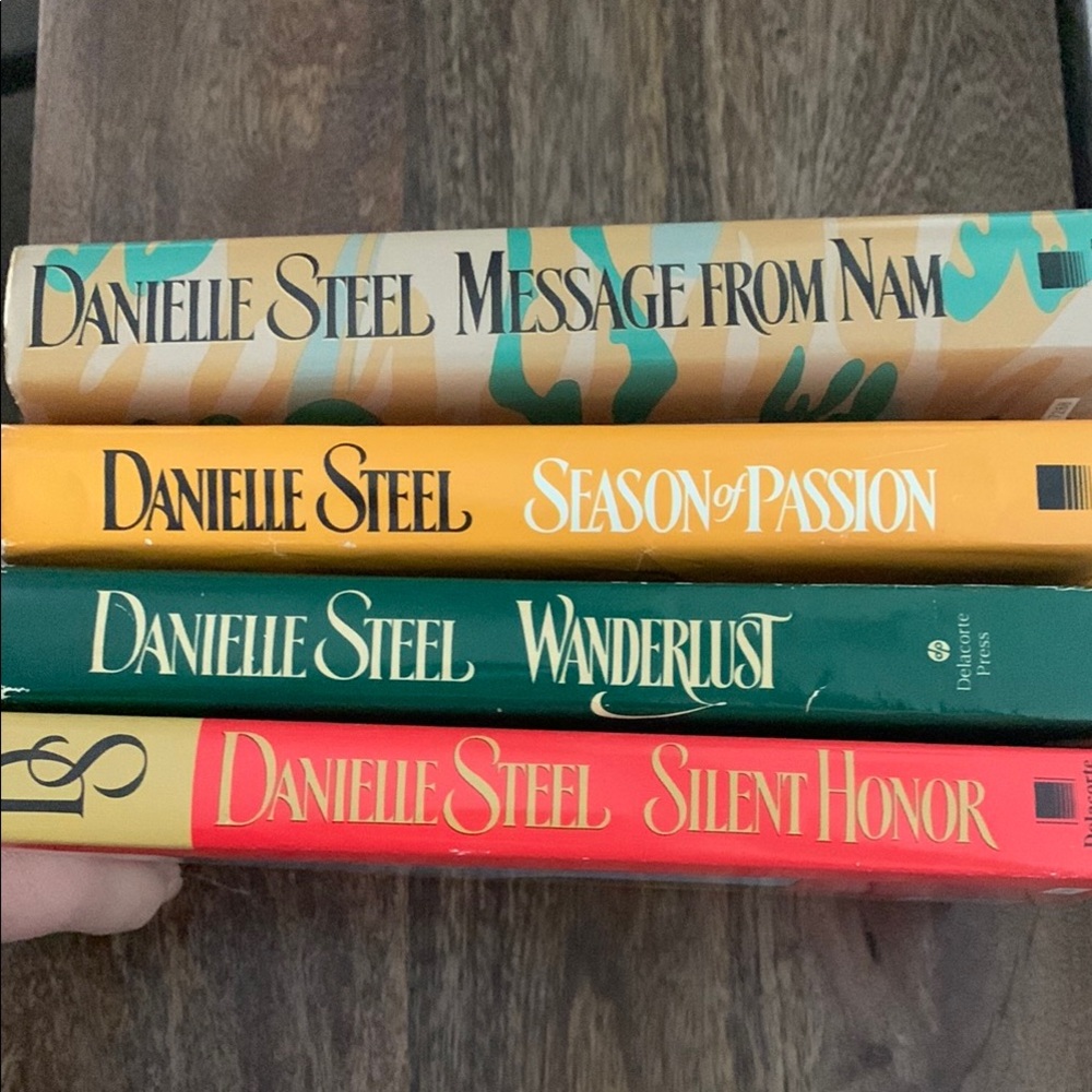 Danielle Steel Hard Cover Books silent honor wanderlust season of passion 
Nam